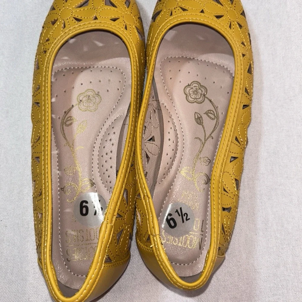 Mootsies Tootsies Charlann Women's‎ Flat Shoes 6.5M Gold/Yellow Faux Leather